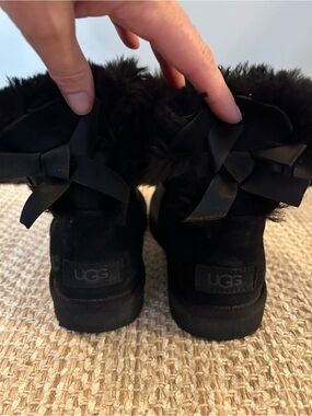 Ugg Mini Bailey Bow II Women Sz 5 Black Suede Boots Boho Outdoor Winter Festival